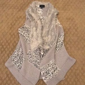 ROMEO & JULIET Sleeveless Sweater- Medium